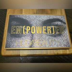 Huda beauty - Empowered Eyeshadow Pallete
